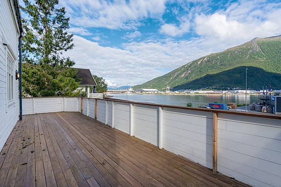 Her får du god plass til både spisegruppe og loungemøbler