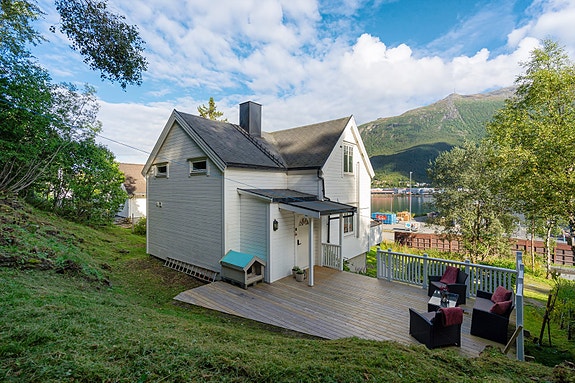 Sjarmerende enebolig på Ankenes med terrasse vendt mot sjøen og fjellene i nærområdet
