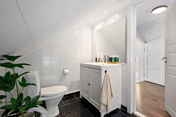 Servant med skap for oppbevaring av toalettsaker