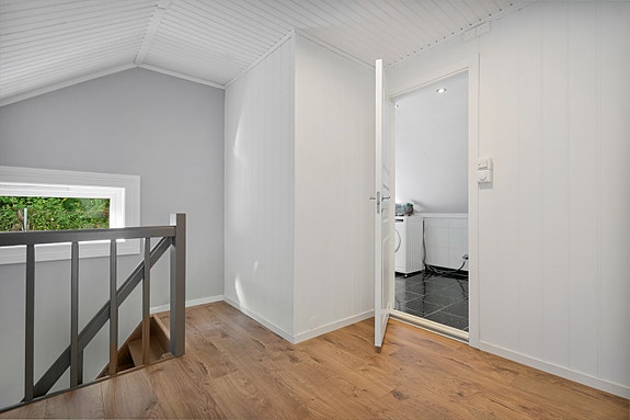 Fra gangen i 2.etasje har du  adkomst inn til bad og husets to soverom