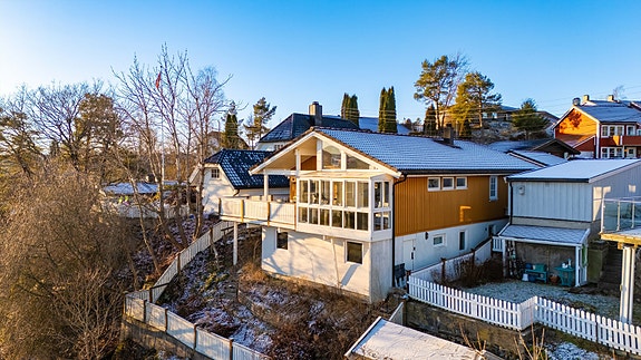 Velkommen til Christian Michelsens vei 73, presentert av Daniel Andersson i Nordvik Bolig! En stor og innholdsrik enebolig beliggende i et etablert og barnevennlig område. Velkommen! Foto: Stefan Borup.