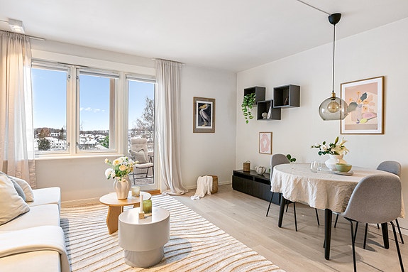 Store vindusflater og balkongdør fra 2018 sørger for rikelig med naturlig lys.