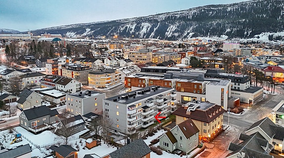 Eiendomsmegler Norge v/Tomi Christian Johansen, presenterer her en koselig 2-roms andelsleilighet i 2.etg med sør-vest vendt balkong, beliggende i sentrum.