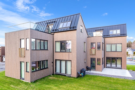 Fasade hageparti med takterrasse