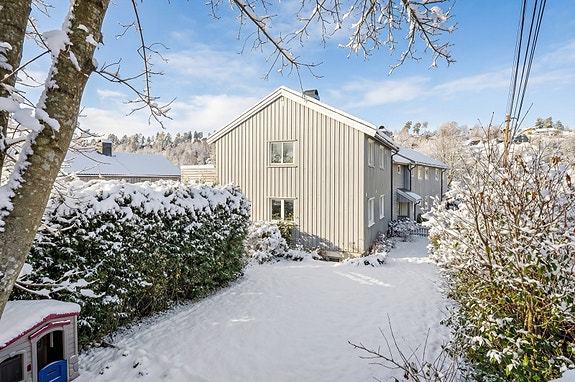 Henrik Nielsen ved Nordvik Sandvika ønsker velkommen til Halvorsens vei 20! Foto: Zovenfra AS