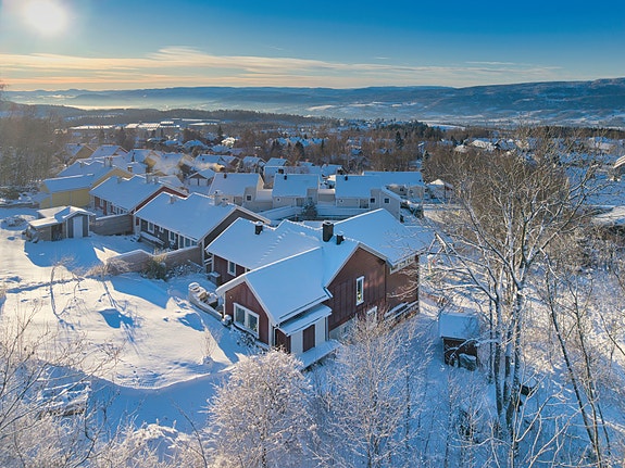 Huset har en meget god beliggenhet høyt i terrenget med nydelig utsikt samt en rolig plassering innerst i en blindvei.