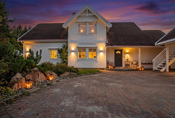 Velkommen til Vetteringen 33, en stor, velholdt og tiltalende enebolig over to etasjer med svært påkostede utearealer (redigert kveldsbilde)