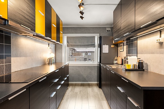 Praktisk og arealeffektivt kjøkken med rikelig skap- og benkeplass.