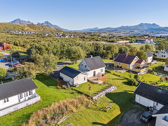 Velkommen til Sundsveien 38 - Presentert av EiendomsMegler 1 Lofoten. Foto: EFKT.