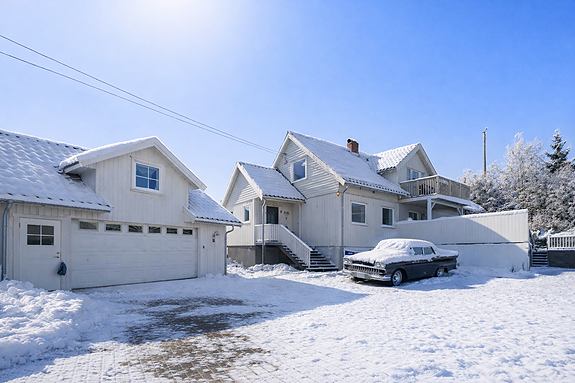 Velkommen til Laguneveien 1A, en romslig enebolig innerst i rolig blindvei på Årum, presentert av Nvar G. Helan v/DNB Eiendom Fredrikstad. (Bildet er redigert for å fremstå sesongriktig. Avvik kan forekomme).