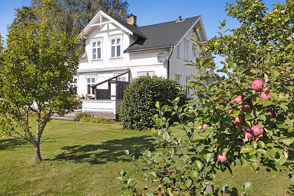 Tomten er opparbeidet med plenareal, beplantninger, granittmur og gjerde mot vei. m.m.