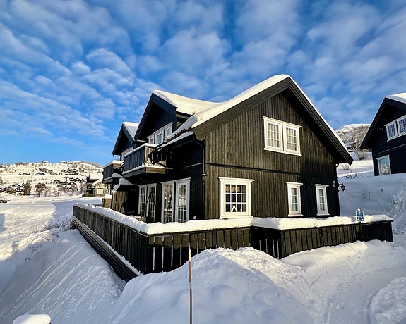 PrivatMegleren har gleden av å presentere Akebakken 20 - Halvpart av en tomannshytte med topp beliggenhet rett ved skibakker og langrennsløypene! Vestvendt med stor terrasse fra øst til vest