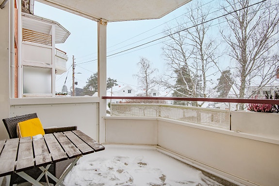 Velkommen til Radarveien 52 og denne 3-roms leiligheten med perfekt beliggenhet i 2.etasje mot villabebyggelsen. Presentert av Christoffer S. Akerjordet og Krogsveen Nordstrand.