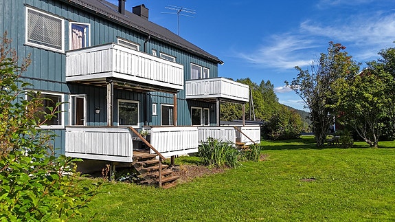 Eiendomsmegler Norge v/Eiendomsmegler Tomi Christian Johansen presenterer her en koselig 2-roms andelsleilighet i 1.etasje med stor, solrik balkong og nærhet til alle fasiliteter på Selfors.