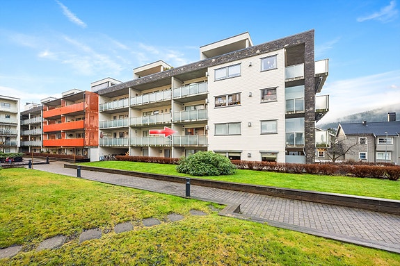 Leiligheten ligger i 2.etg og har en fin intern beliggenhet.