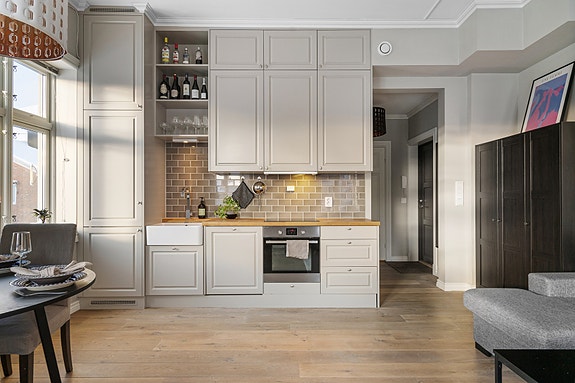 Lekre detaljer og takhøyde på 3,1 meter gir leiligheten en helt spesiell romfølelese.