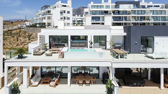 Penthouse med panoramautsikt mot havet | Privat basseng, stor takterrasse og 3 soverom