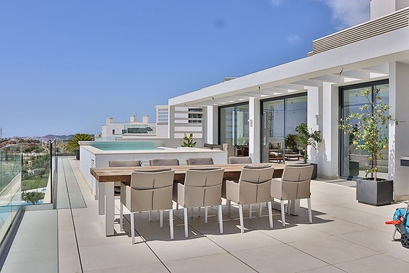 Penthouse med panoramautsikt mot havet | Privat basseng, stor takterrasse og 3 soverom