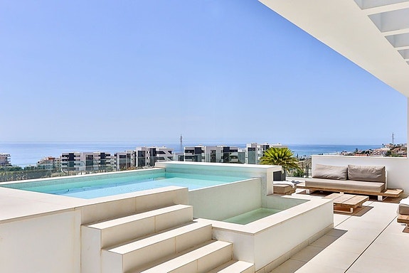 Penthouse med panoramautsikt mot havet | Privat basseng, stor takterrasse og 3 soverom