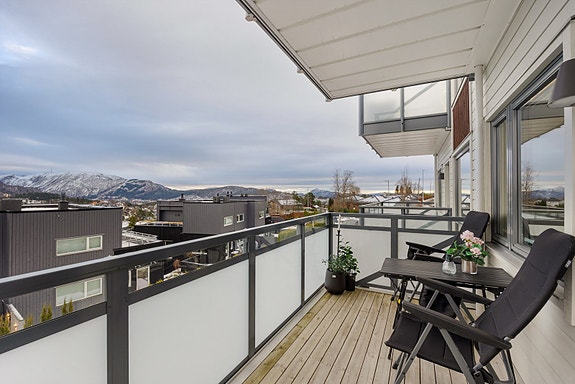 Velkommen til en gjennomført og moderne leilighet i attraktive Spondalen 23.