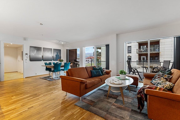 Eiendomsmegler Norge v/Eiendomsmegler Tomi Christian Johansen, presenterer her en svært pen og stor 3-roms andelsleilighet med garasjeplass og livsløpsstandard, beliggende i sentrum.