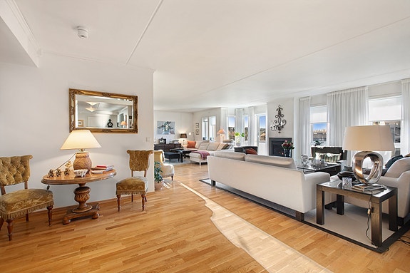 Velkommen til denne lekre leiligheten på 193 kvm med to garasjeplasser og elbil lader. Kort vei til byens fasiliteter. Fotograf Hege K. Leren.