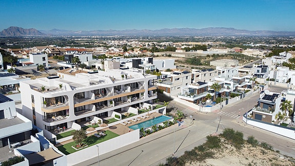 Nyhet! Romslig leilighet med 3 soverom og 2 bad | Tilgang til flott fellesområde med basseng | Parkeringsplass og bod