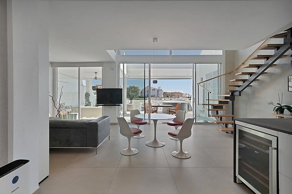 Duplex penthouse med store utearealer og jacuzzi | Sentralt beliggende | 3 soverom og 3 bad | Parkering og bod