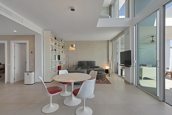 Duplex penthouse med store utearealer og jacuzzi | Sentralt beliggende | 3 soverom og 3 bad | Parkering og bod