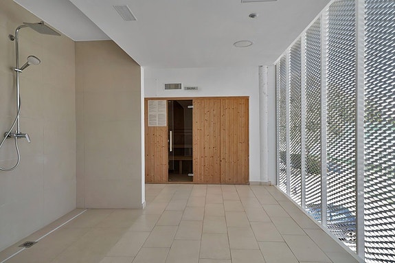 Duplex penthouse med store utearealer og jacuzzi | Sentralt beliggende | 3 soverom og 3 bad | Parkering og bod