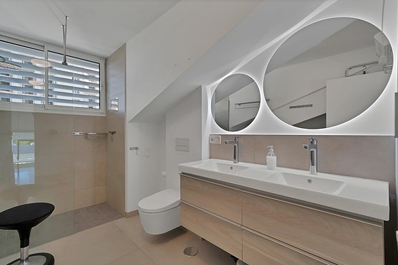 Duplex penthouse med store utearealer og jacuzzi | Sentralt beliggende | 3 soverom og 3 bad | Parkering og bod