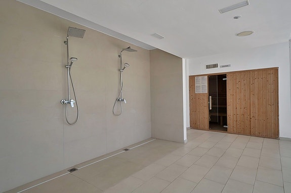 Duplex penthouse med store utearealer og jacuzzi | Sentralt beliggende | 3 soverom og 3 bad | Parkering og bod