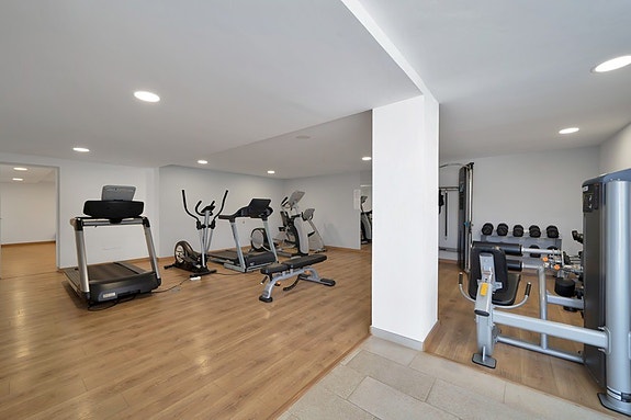 Duplex penthouse med store utearealer og jacuzzi | Sentralt beliggende | 3 soverom og 3 bad | Parkering og bod