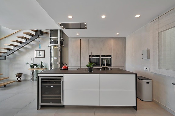 Duplex penthouse med store utearealer og jacuzzi | Sentralt beliggende | 3 soverom og 3 bad | Parkering og bod