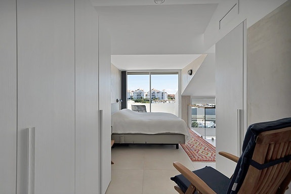 Duplex penthouse med store utearealer og jacuzzi | Sentralt beliggende | 3 soverom og 3 bad | Parkering og bod