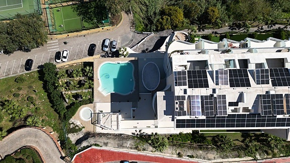 Duplex penthouse med store utearealer og jacuzzi | Sentralt beliggende | 3 soverom og 3 bad | Parkering og bod