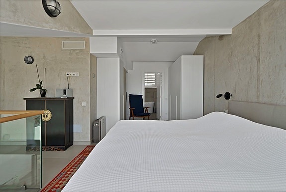 Duplex penthouse med store utearealer og jacuzzi | Sentralt beliggende | 3 soverom og 3 bad | Parkering og bod