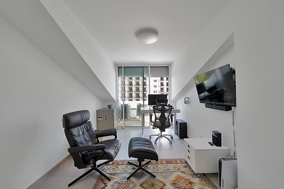 Duplex penthouse med store utearealer og jacuzzi | Sentralt beliggende | 3 soverom og 3 bad | Parkering og bod