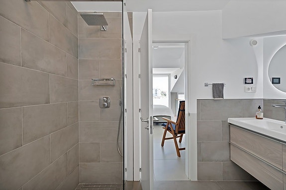 Duplex penthouse med store utearealer og jacuzzi | Sentralt beliggende | 3 soverom og 3 bad | Parkering og bod