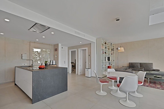 Duplex penthouse med store utearealer og jacuzzi | Sentralt beliggende | 3 soverom og 3 bad | Parkering og bod