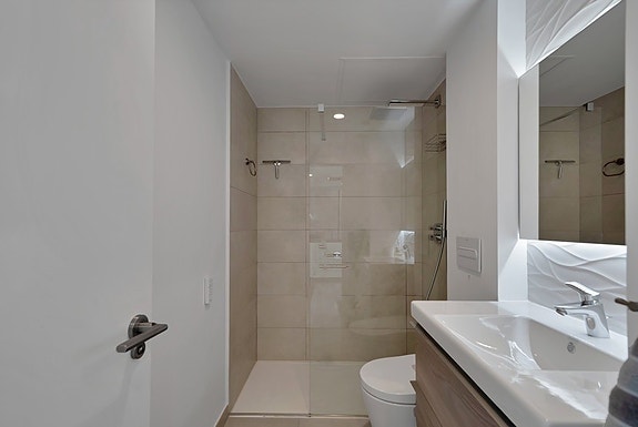 Duplex penthouse med store utearealer og jacuzzi | Sentralt beliggende | 3 soverom og 3 bad | Parkering og bod