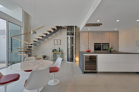 Duplex penthouse med store utearealer og jacuzzi | Sentralt beliggende | 3 soverom og 3 bad | Parkering og bod