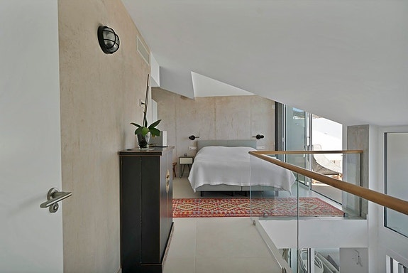 Duplex penthouse med store utearealer og jacuzzi | Sentralt beliggende | 3 soverom og 3 bad | Parkering og bod