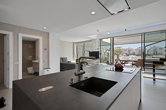 Duplex penthouse med store utearealer og jacuzzi | Sentralt beliggende | 3 soverom og 3 bad | Parkering og bod