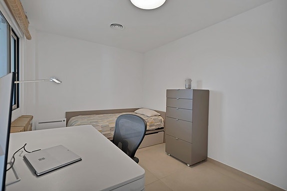 Duplex penthouse med store utearealer og jacuzzi | Sentralt beliggende | 3 soverom og 3 bad | Parkering og bod