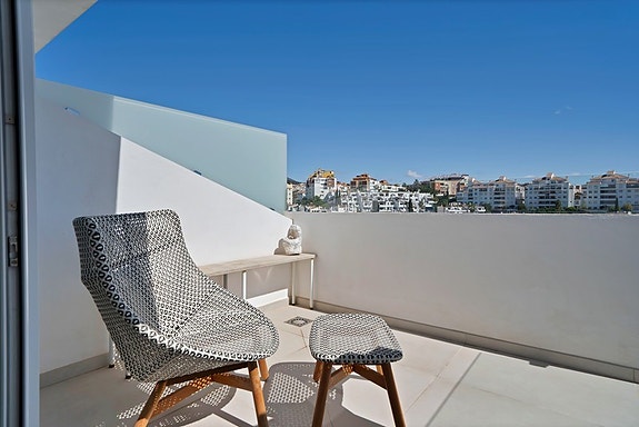 Duplex penthouse med store utearealer og jacuzzi | Sentralt beliggende | 3 soverom og 3 bad | Parkering og bod