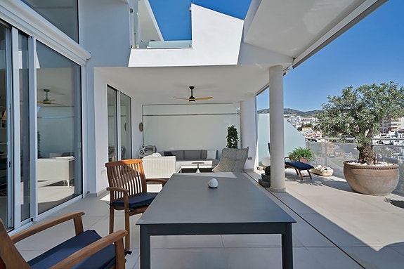 Duplex penthouse med store utearealer og jacuzzi | Sentralt beliggende | 3 soverom og 3 bad | Parkering og bod