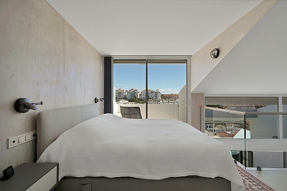 Duplex penthouse med store utearealer og jacuzzi | Sentralt beliggende | 3 soverom og 3 bad | Parkering og bod