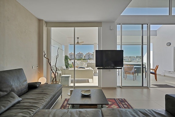 Duplex penthouse med store utearealer og jacuzzi | Sentralt beliggende | 3 soverom og 3 bad | Parkering og bod