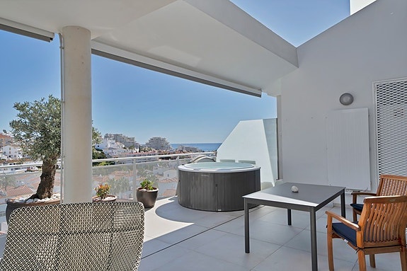 Duplex penthouse med store utearealer og jacuzzi | Sentralt beliggende | 3 soverom og 3 bad | Parkering og bod